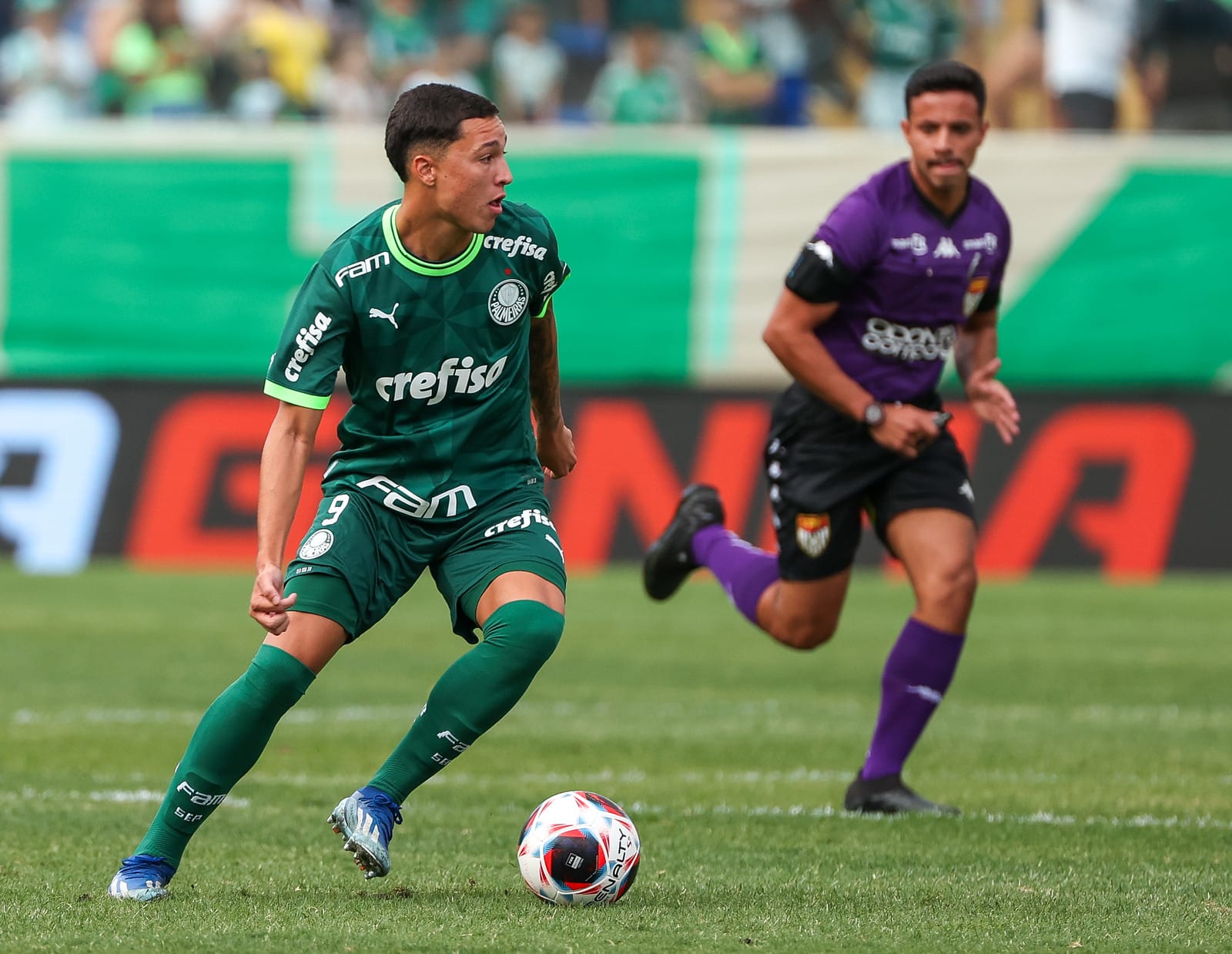 Campo encharcado n&atilde;o atrapalha e Palmeiras mant&eacute;m 100% na Copinha ao vencer o Oeste