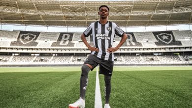 Botafogo confirma volta de atacante Jeffinho e avan&ccedil;a por Savarino
