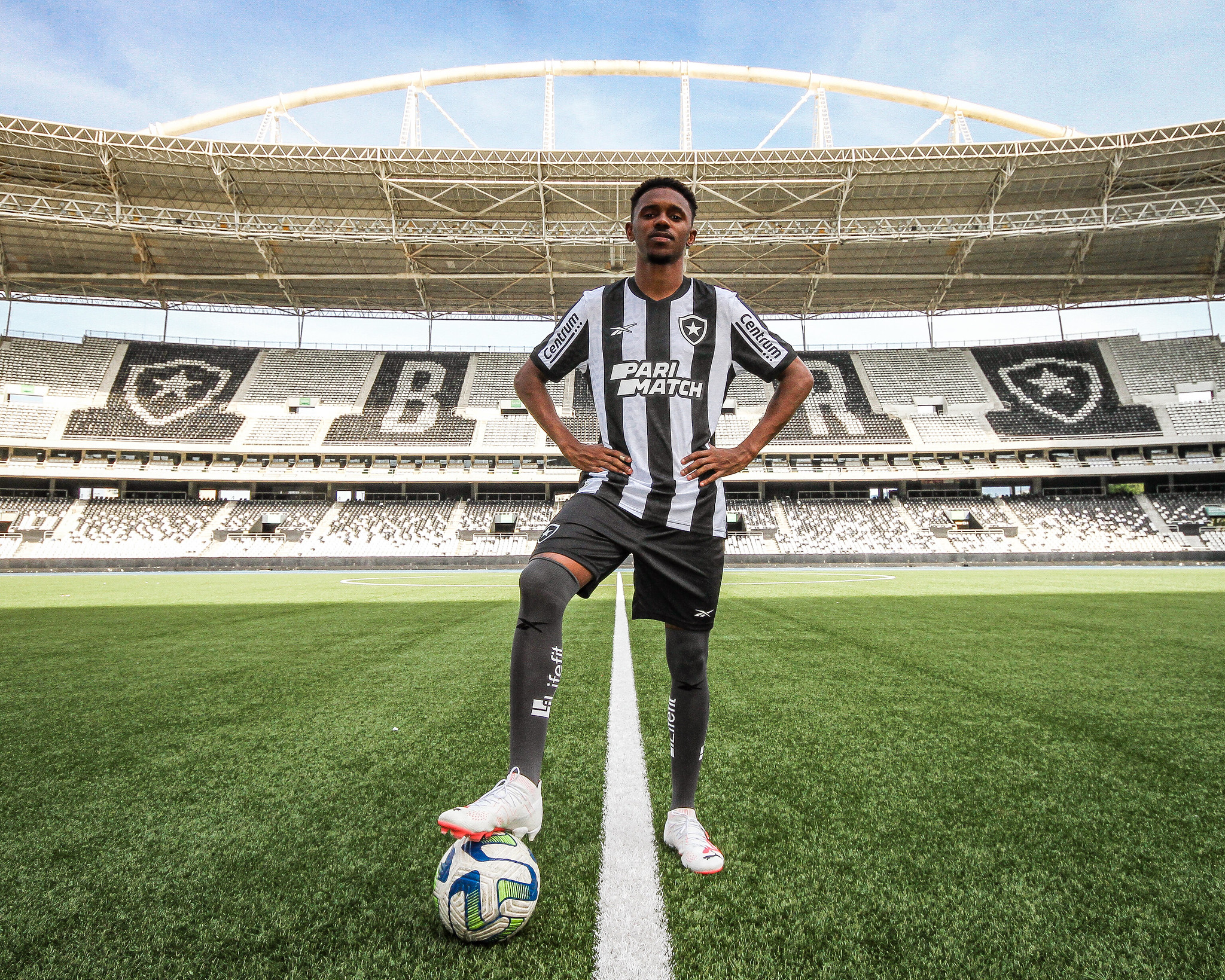 Botafogo confirma volta de atacante Jeffinho e avan&ccedil;a por Savarino