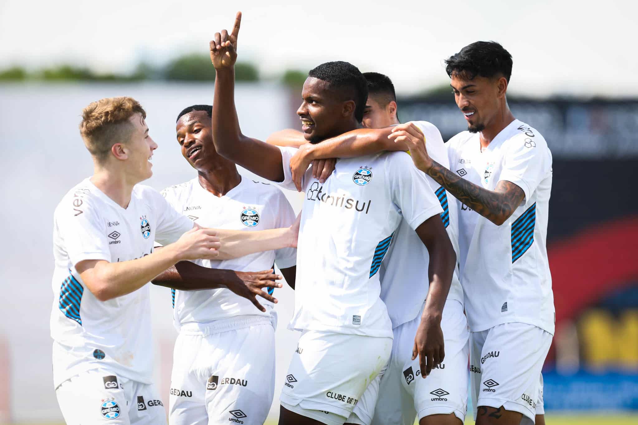 Com hat-trick de Jardiel, Gr&ecirc;mio d&aacute; show, atropela Figueirense e consegue segunda goleada na Copinha