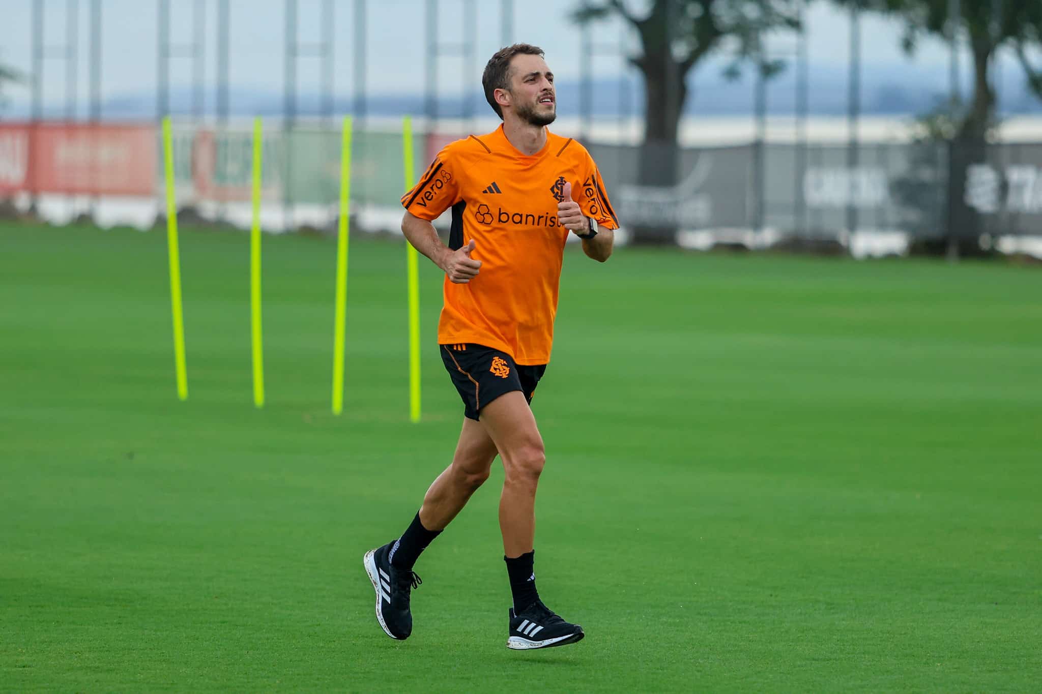 Colorado de inf&acirc;ncia, Hyoran vive o sonho ao ser apresentado pelo Internacional