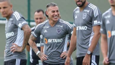 Fora dos planos, mas sem futuro definido, Vargas treina no Atl&eacute;tico-MG e vira at&eacute; destaque nas redes