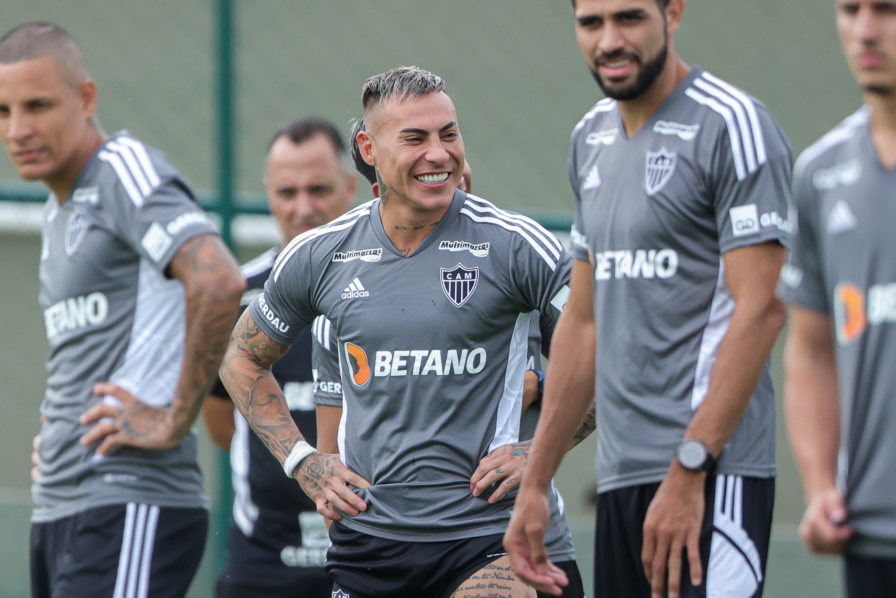 Fora dos planos, mas sem futuro definido, Vargas treina no Atl&eacute;tico-MG e vira at&eacute; destaque nas redes