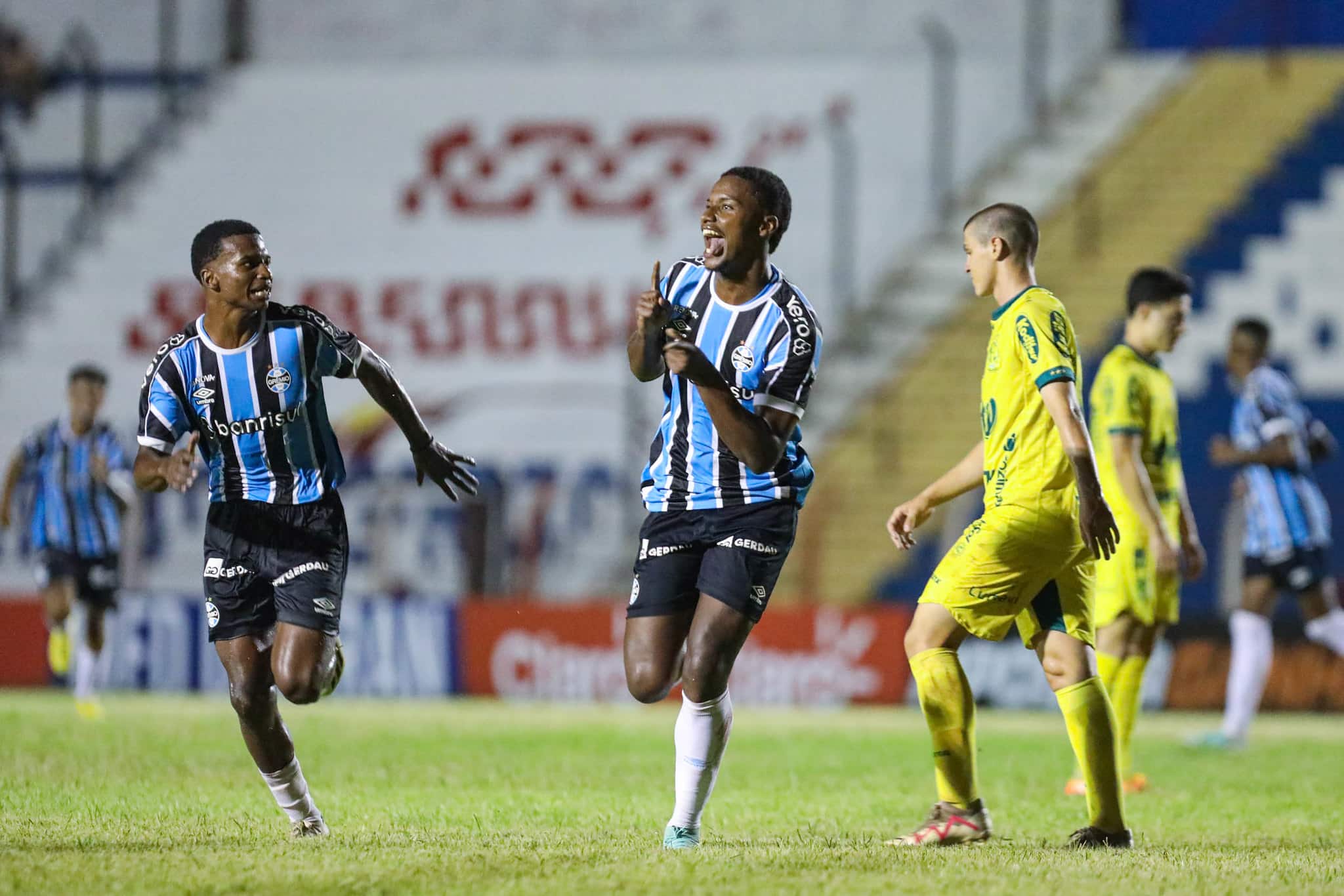 Com mais uma goleada e gols de Jardiel, Gr&ecirc;mio despacha o Mirassol e avan&ccedil;a na Copinha