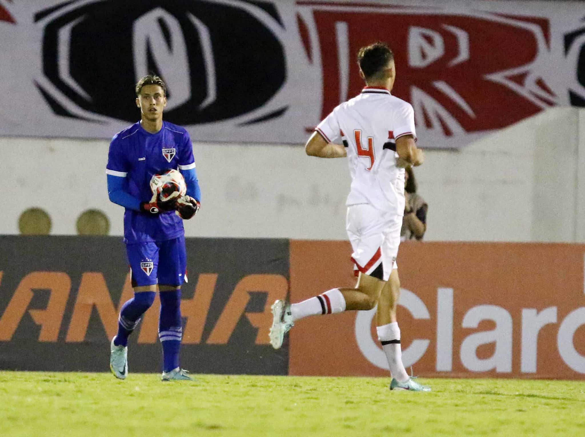 Goleiro batedor de faltas brilha nos p&ecirc;naltis, e S&atilde;o Paulo vence o Cear&aacute; para avan&ccedil;ar&nbsp;na&nbsp;Copinha
