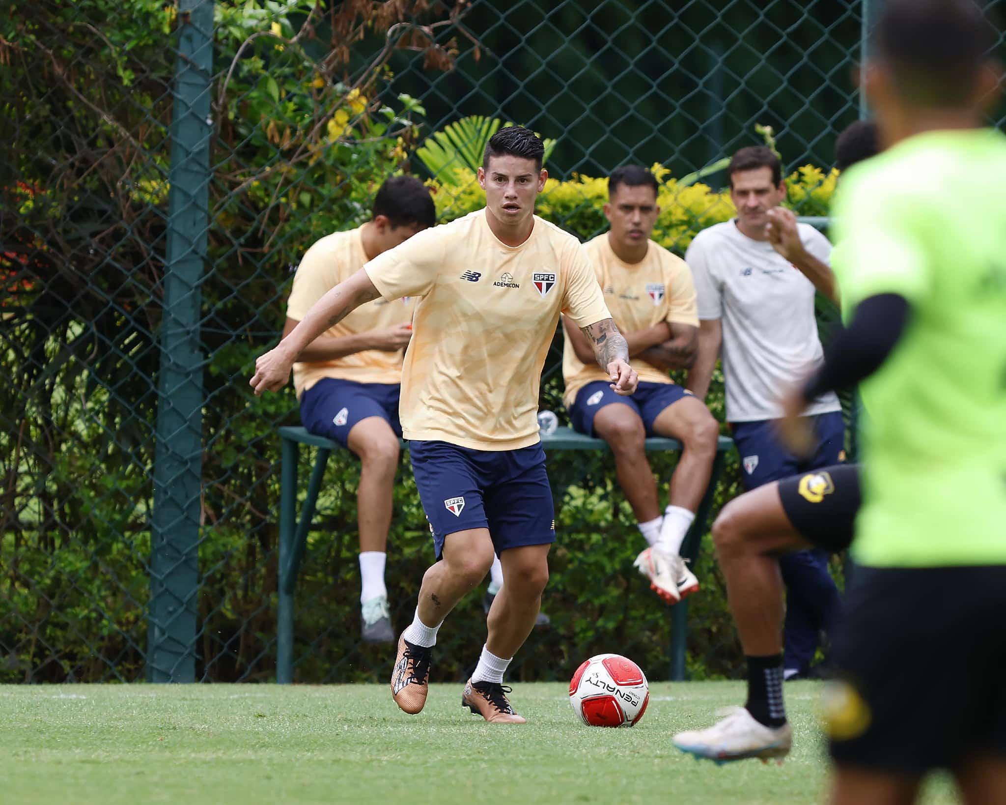 Entenda por que James Rodr&iacute;guez segue treinando, mesmo ap&oacute;s pedir para deixar o S&atilde;o Paulo