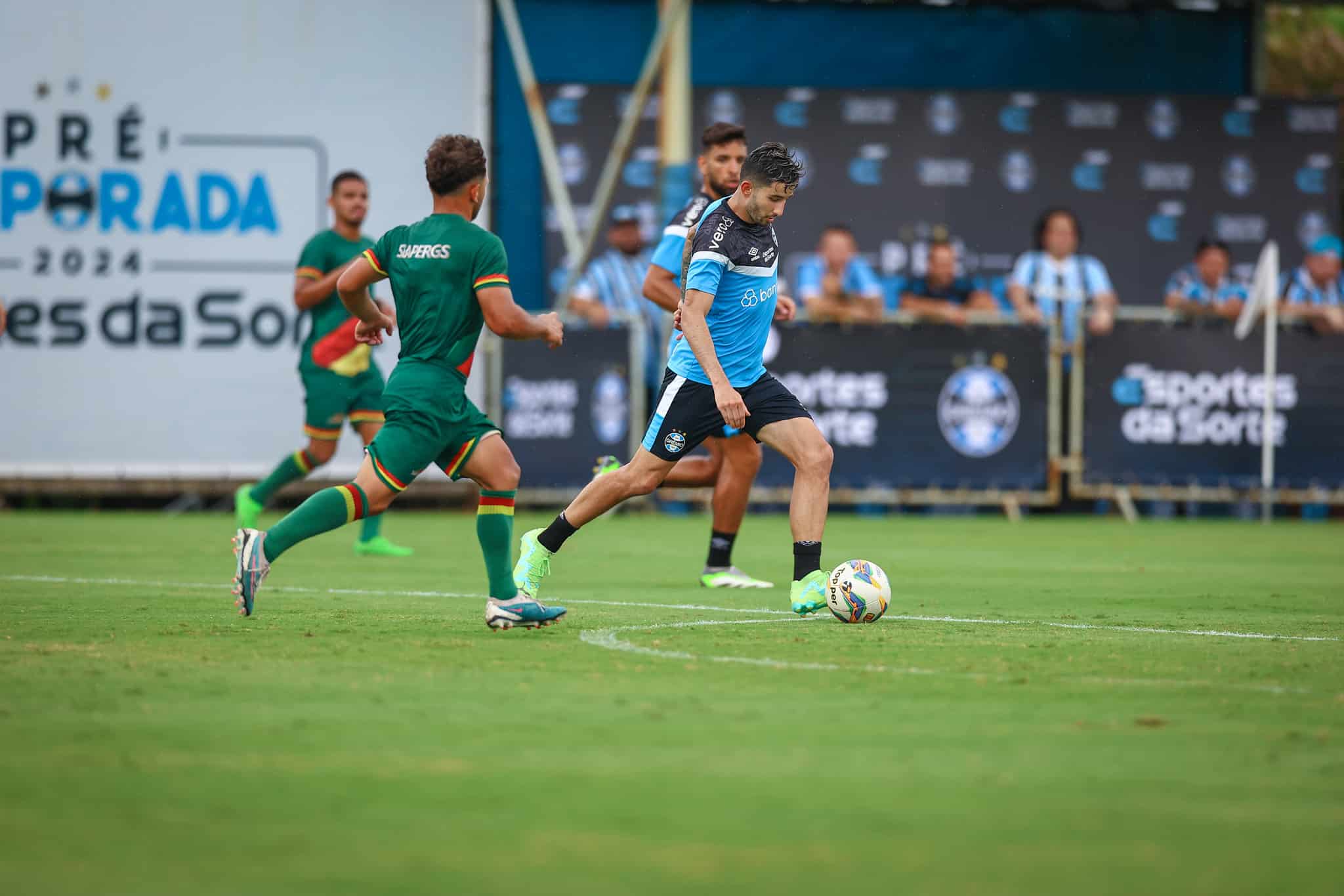Em ensaio para o Gauch&atilde;o, primeiro time titular do Gr&ecirc;mio em 2024 tem novidades na defesa