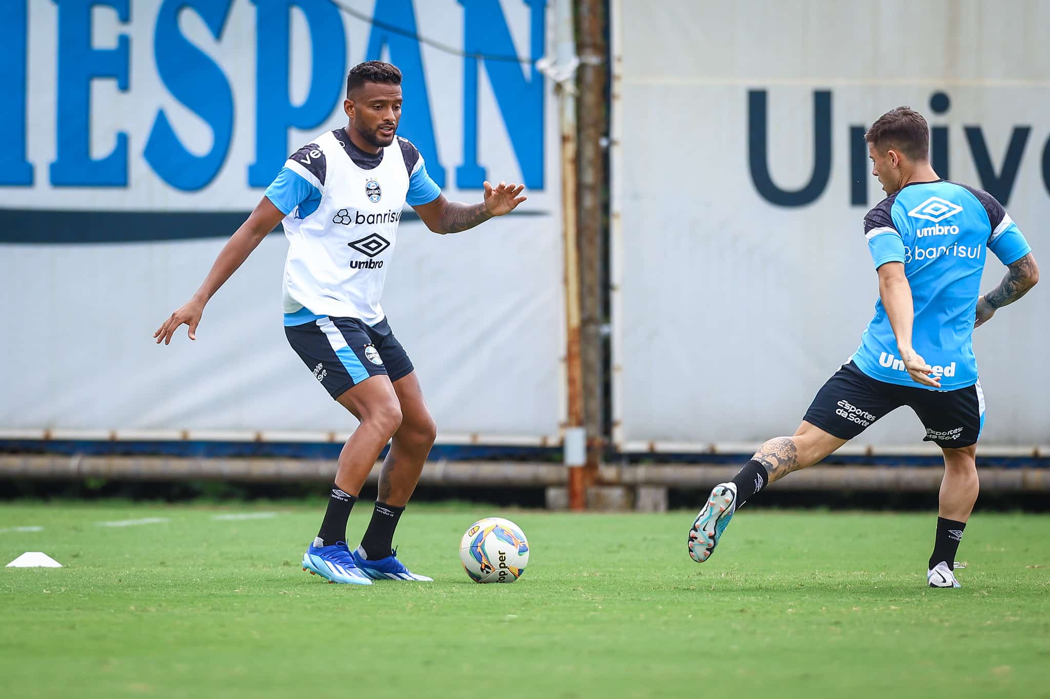 Sem refor&ccedil;o, lateral esquerda do Gr&ecirc;mio inicia 2024 com o contestado Reinaldo como titular