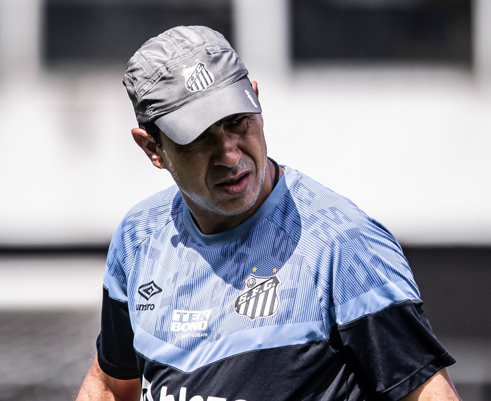 Para a surpresa de ningu&eacute;m, V-Varen Nagasaki vai &agrave; Fifa contra o Santos por conta de Carille