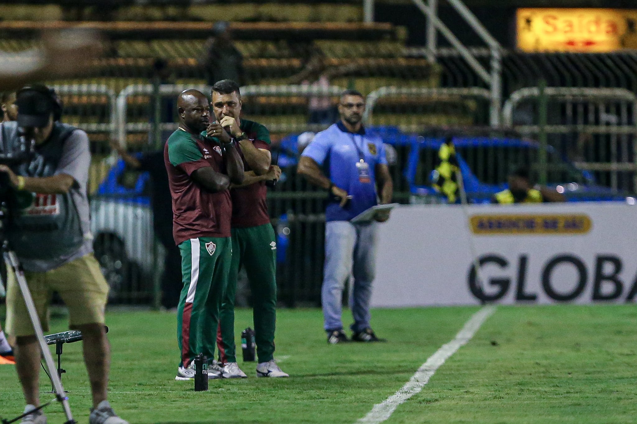 Marc&atilde;o e Cadu &agrave; beira do campo: sem Fernando Diniz, auxiliares permanentes comandaram o Fluminense contra o Volta Redonda - Foto: Lucas Mer&ccedil;on/Fluminense FC