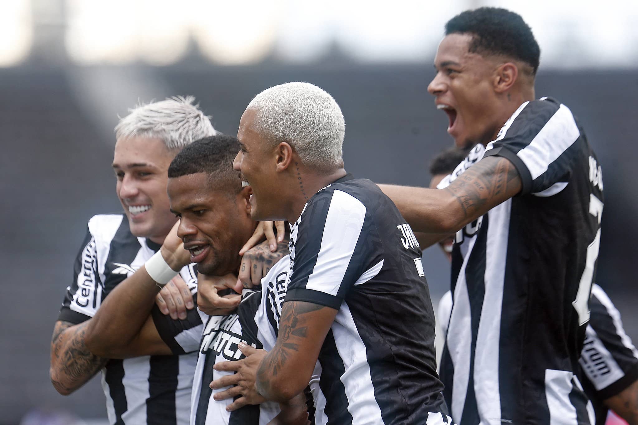 Sem sustos, mas com pouca inspira&ccedil;&atilde;o, time alternativo do Botafogo vence o Bangu pelo Carioca
