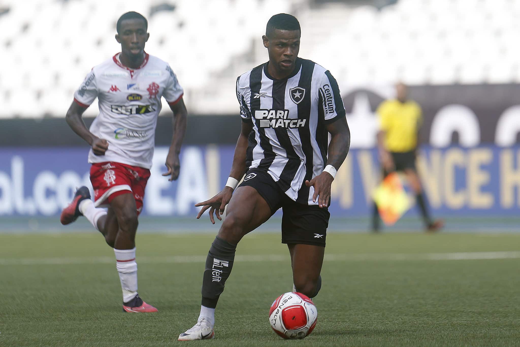 J&uacute;nior Santos se destaca em vit&oacute;ria do Botafogo e mostra que vai brigar por vaga no time titular
