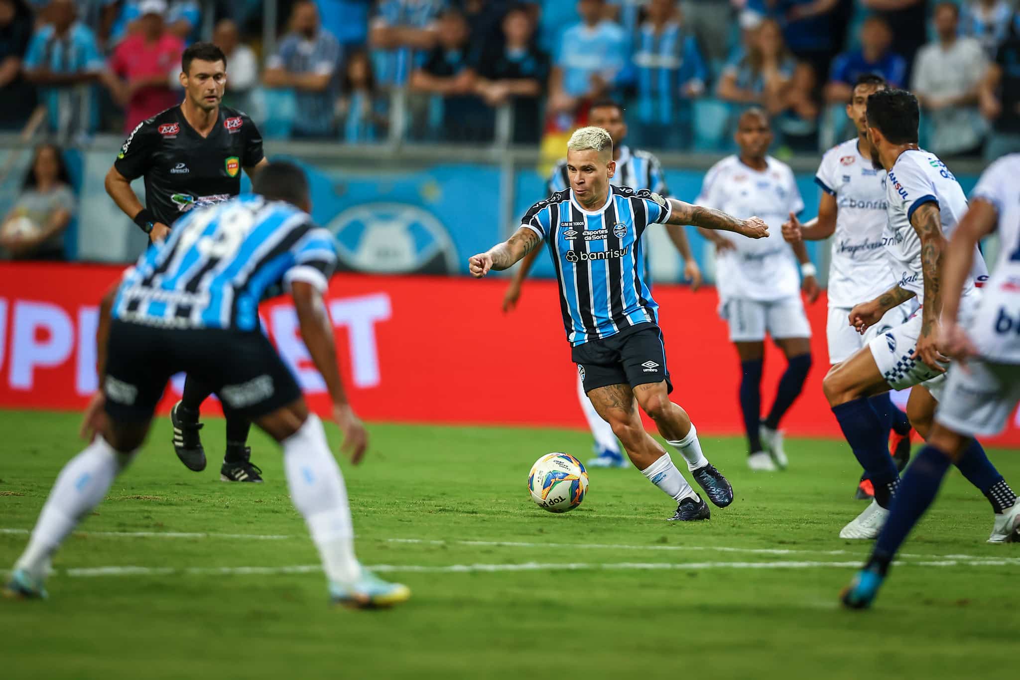 Ca&ccedil;a dos advers&aacute;rios a Soteldo j&aacute; preocupa o Gr&ecirc;mio