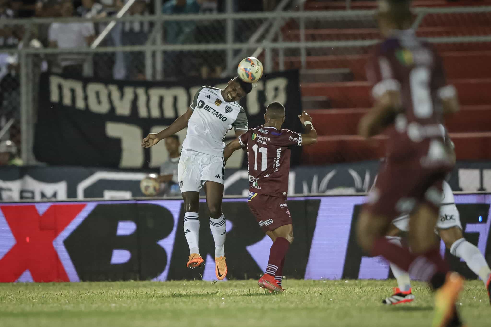 O gramado alto s&oacute; n&atilde;o castigou mais o Atl&eacute;tico-MG do que a bola a&eacute;rea na estreia com derrota no Mineiro