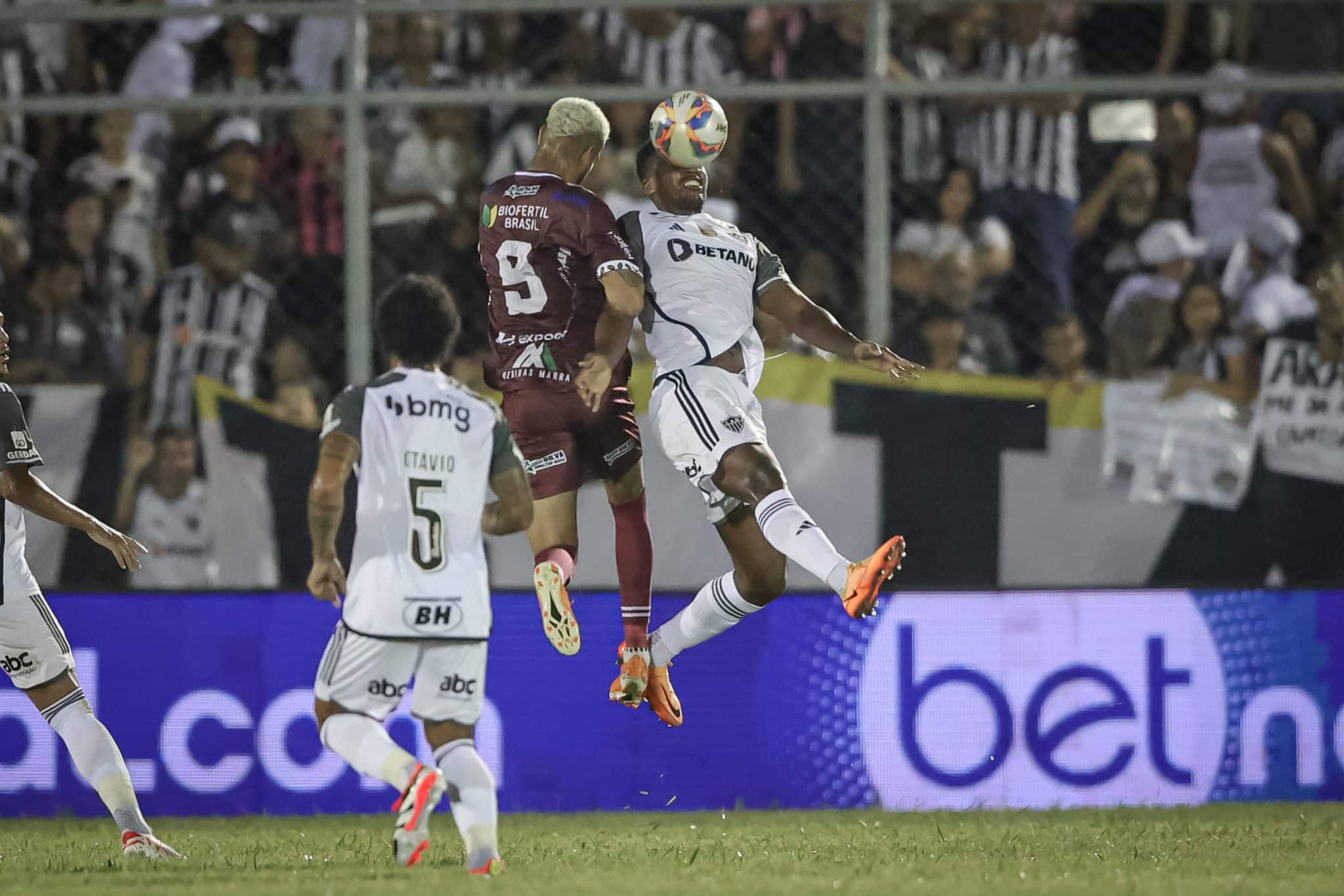 &lsquo;Bola na &aacute;rea sem ningu&eacute;m (da defesa) pra cabecear&rsquo;: Atl&eacute;tico-MG sofre com problema cr&ocirc;nico