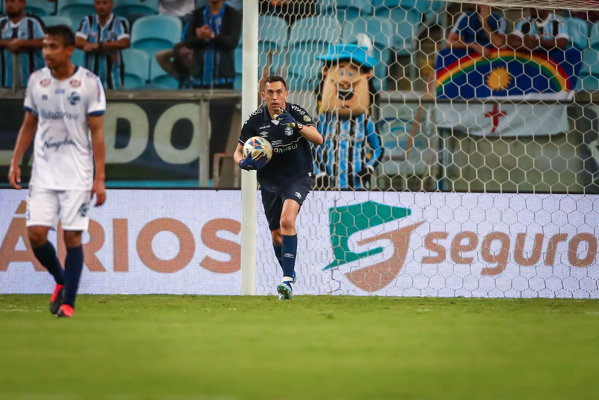 Marches&iacute;n mostra boas credenciais em estreia pelo Gr&ecirc;mio, apesar de falha no final