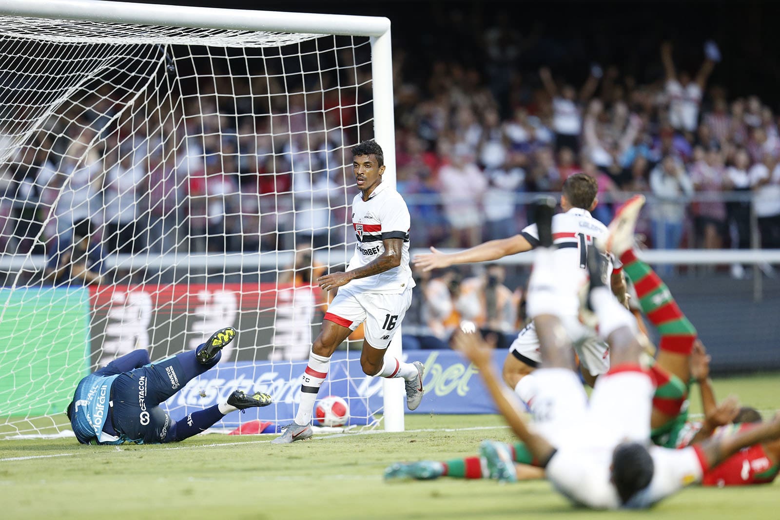 Luiz Gustavo mostra a que veio, e mist&atilde;o do S&atilde;o Paulo vence a Portuguesa no MorumBIS