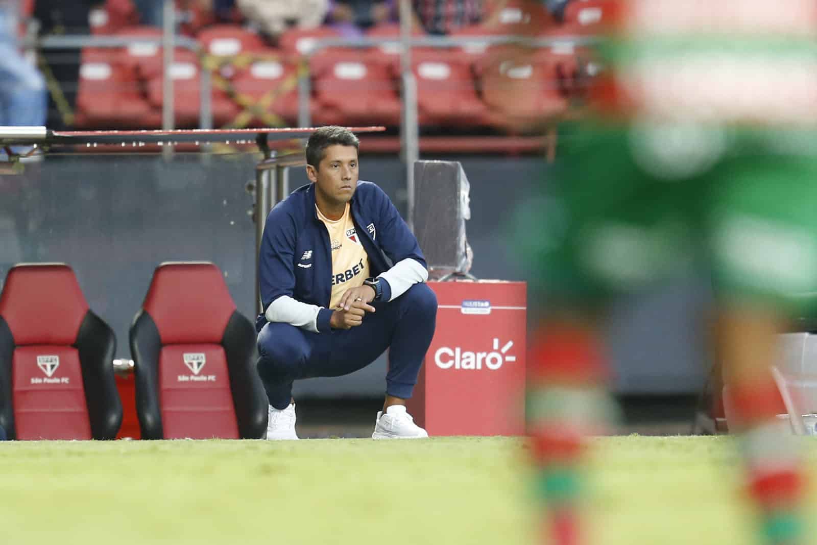 Thiago Carpini tem semana em que pode j&aacute; fazer hist&oacute;ria pelo S&atilde;o Paulo ou enfrentar primeira turbul&ecirc;ncia
