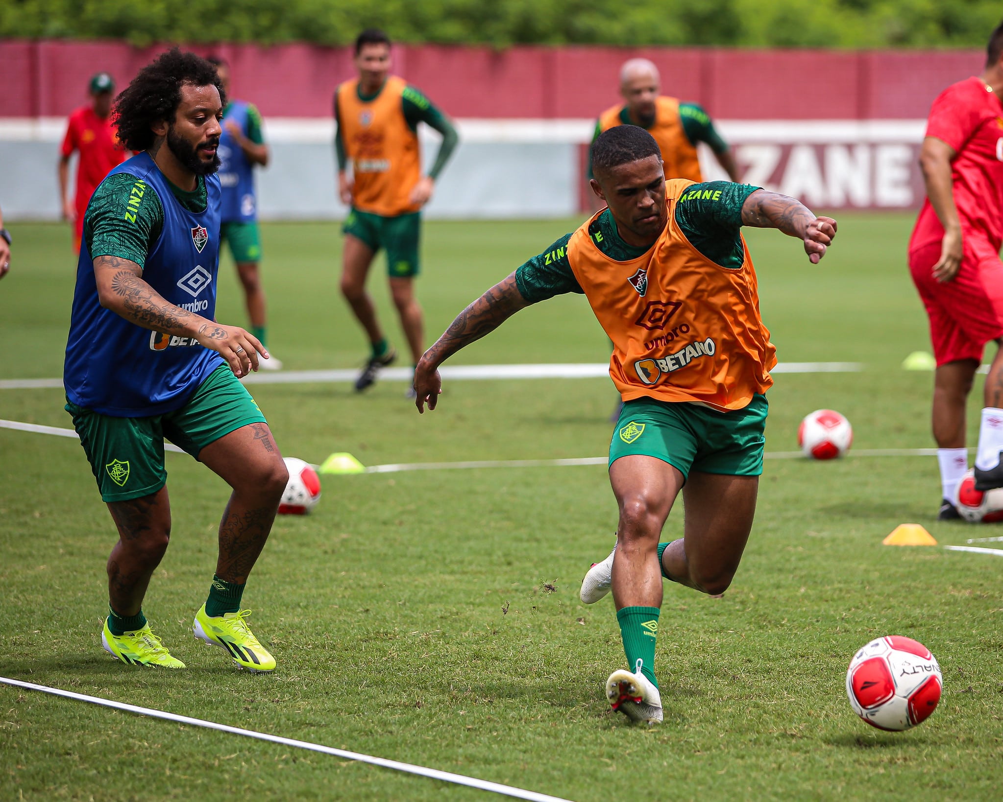 Craques do Fluminense, Marcelo e Douglas Costa j&aacute; treinam no CT Carlos Castilho, mas ser&atilde;o preparados para a Recopa - Foto: MARCELO GON&Ccedil;ALVES / FLUMINENSE F.C
