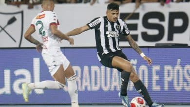 Tiquinho desencanta, mas Botafogo volta a trope&ccedil;ar e sai da campo vaiado ap&oacute;s empate com a Portuguesa