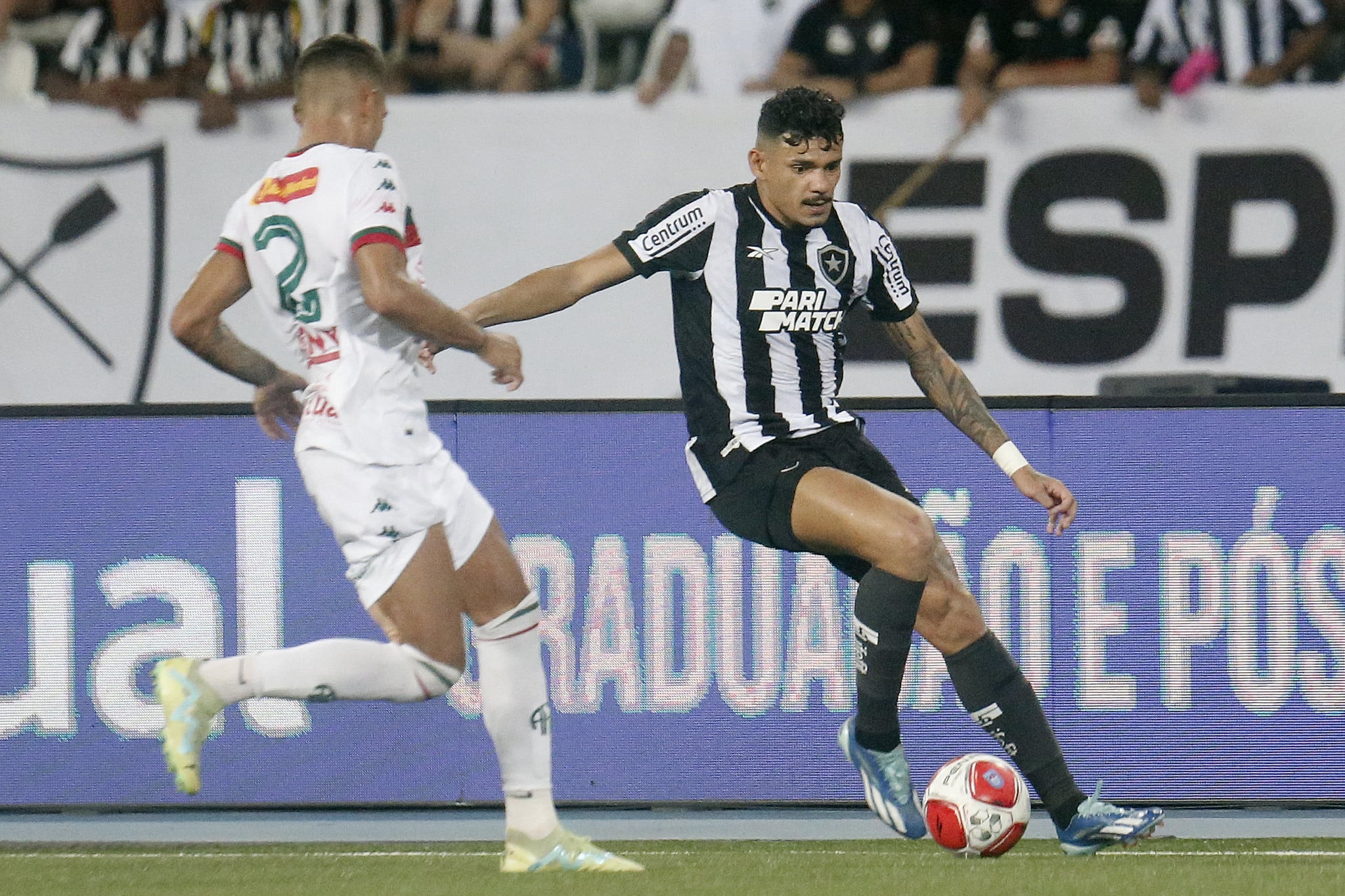 Tiquinho desencanta, mas Botafogo volta a trope&ccedil;ar e sai da campo vaiado ap&oacute;s empate com a Portuguesa