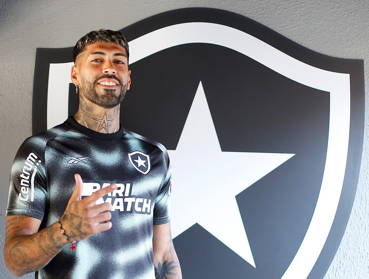 J&aacute; contando com mais sa&iacute;das no setor, Botafogo anuncia contrata&ccedil;&atilde;o de zagueiro Alexander Barboza