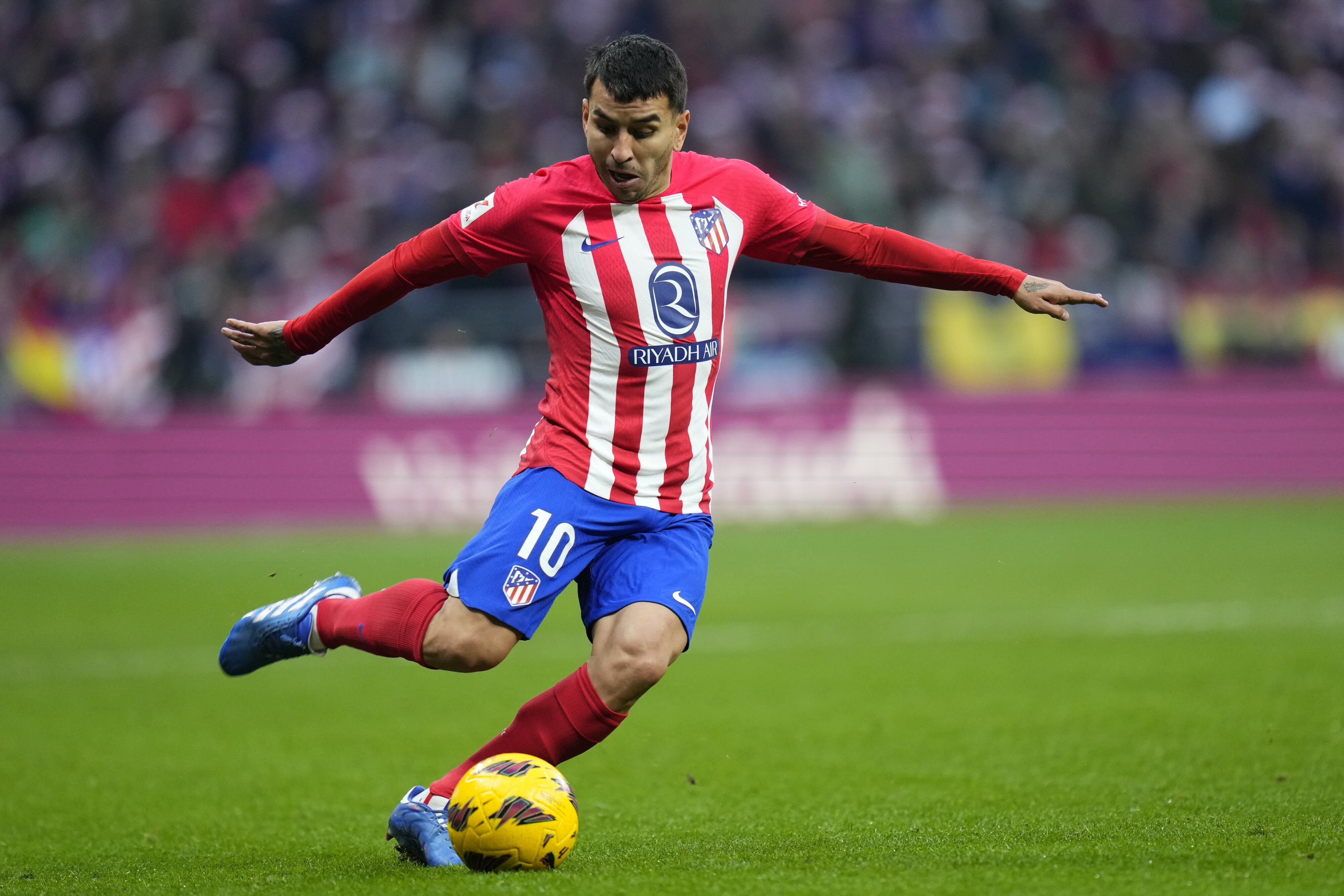 Atl&eacute;tico de Madrid pretende ir ao mercado, mas depende de venda de &Aacute;ngel Correa