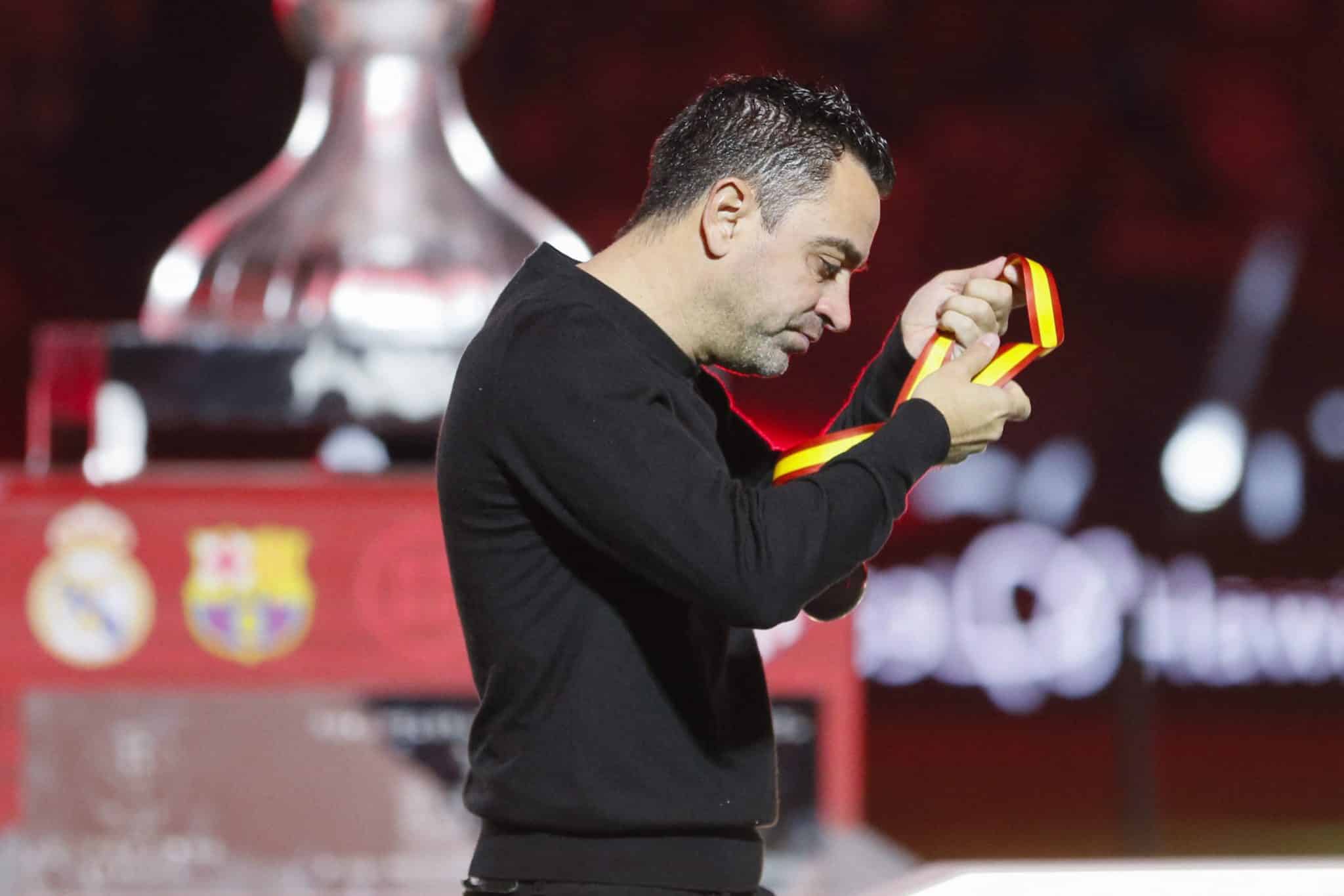 &lsquo;Punhalada no cora&ccedil;&atilde;o&rsquo;: Xavi n&atilde;o esperava a perda de craque do Barcelona agora
