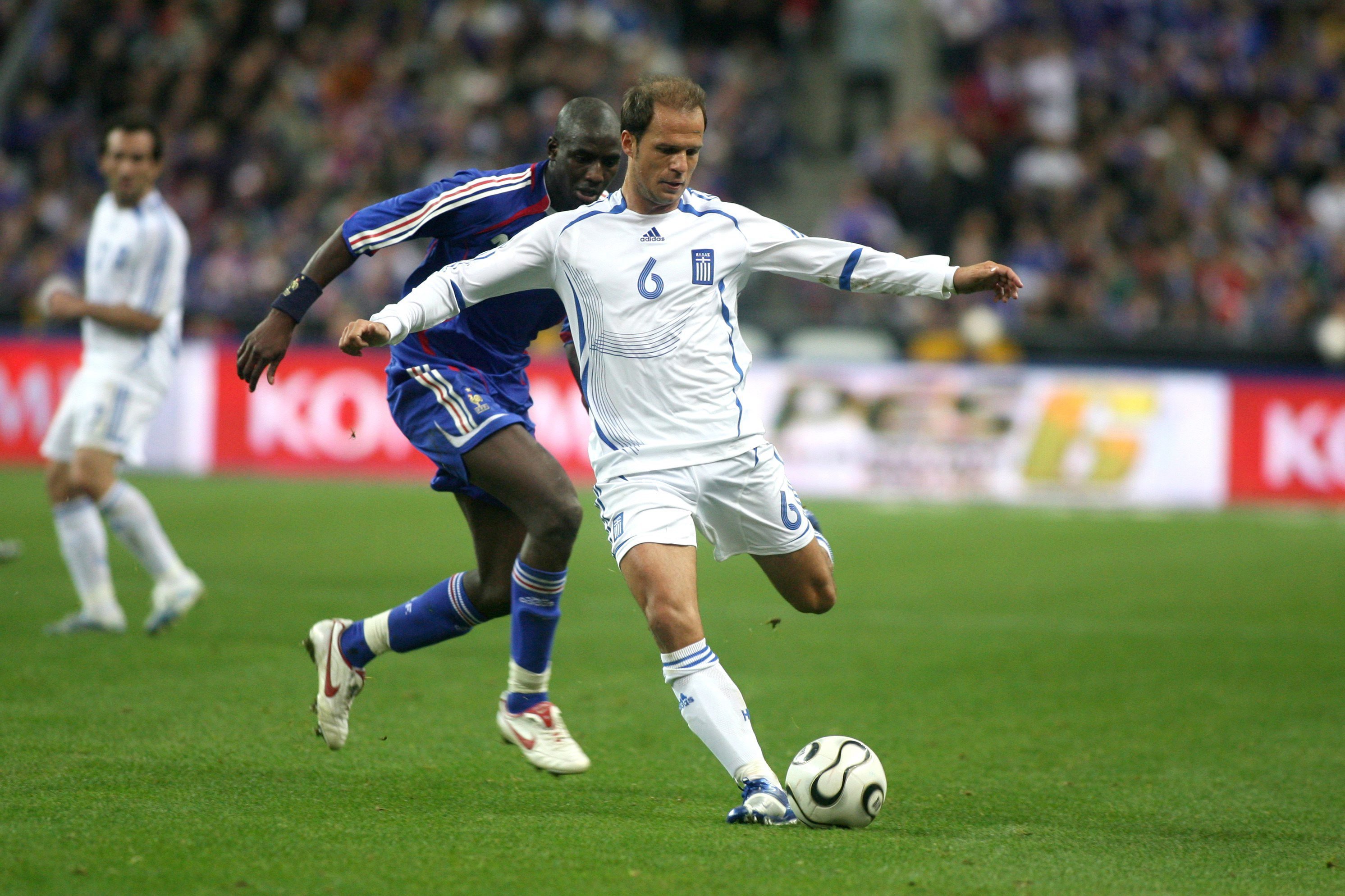 Lembra dele? Angelos Basinas, o volante que assombrou a Europa com a Gr&eacute;cia em 2004, faz 48 anos hoje