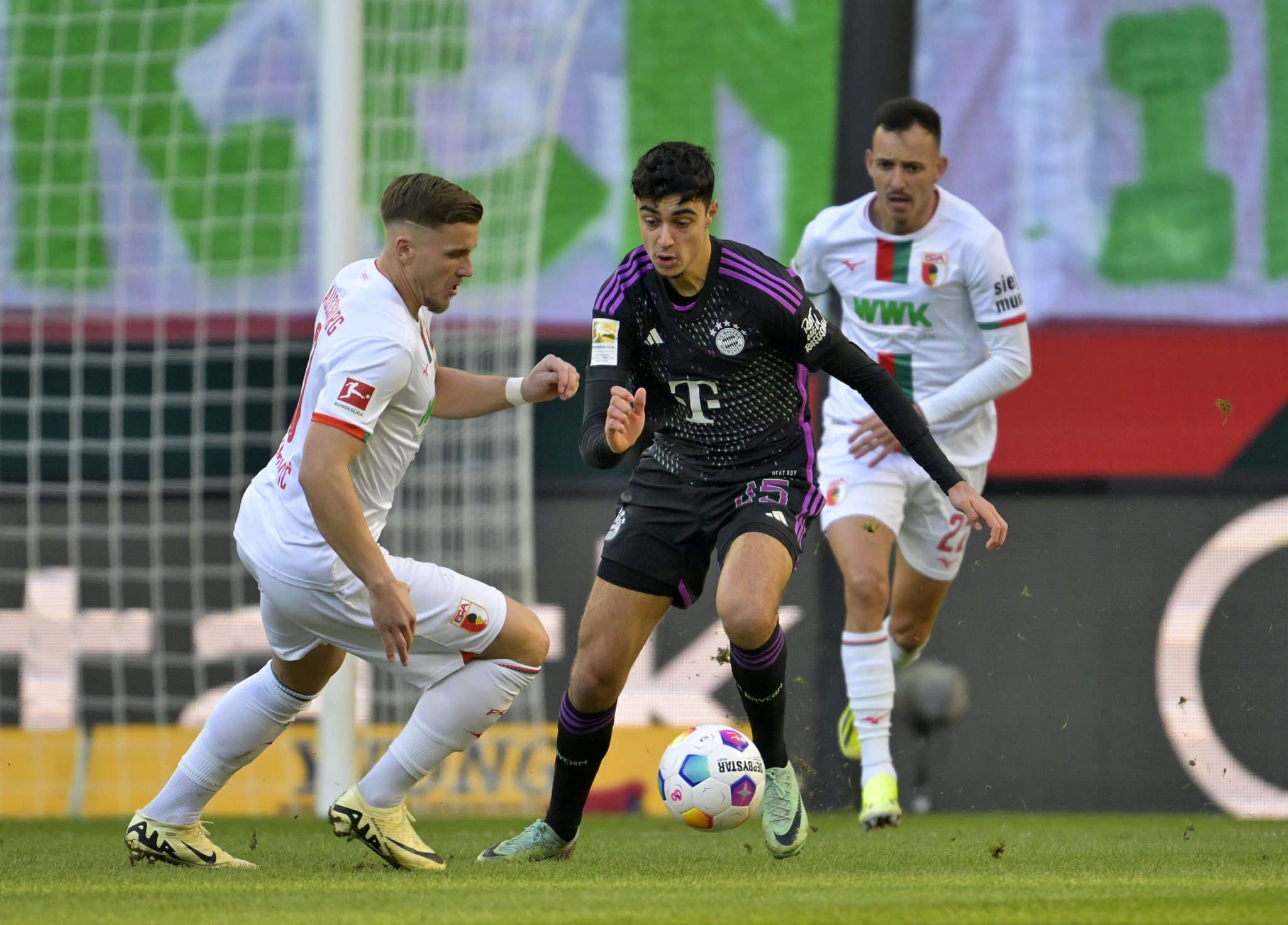 Bayern joga mal, de novo, mas conta com defesa de p&ecirc;nalti de Neuer para vencer o Augsburg na Bundesliga