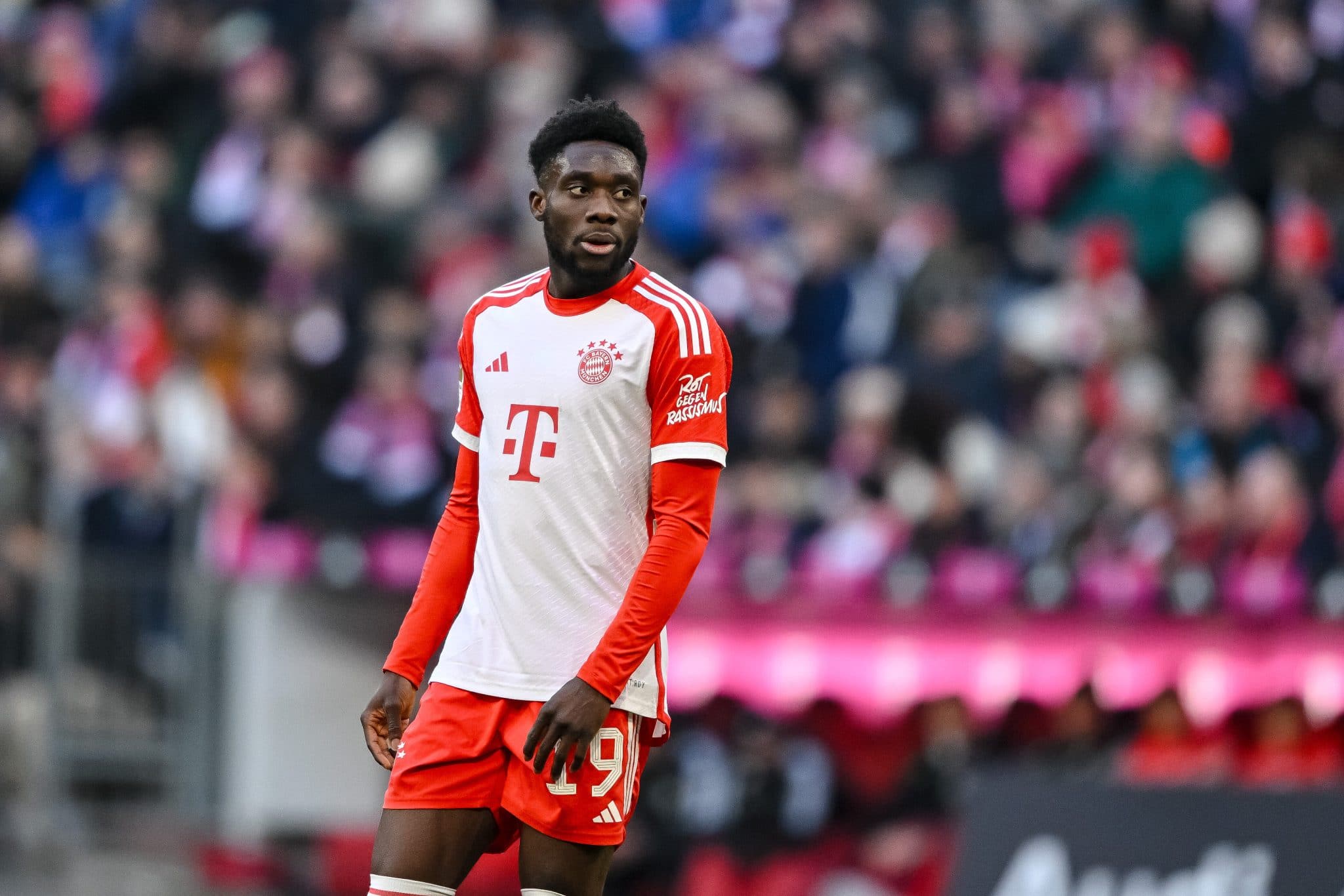 Alphonso Davies leva bronca no Bayern de Munique por conta do Real Madrid