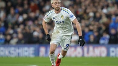 Atacante do Leeds negou Harvard para marcar esse gola&ccedil;o na Copa da Inglaterra