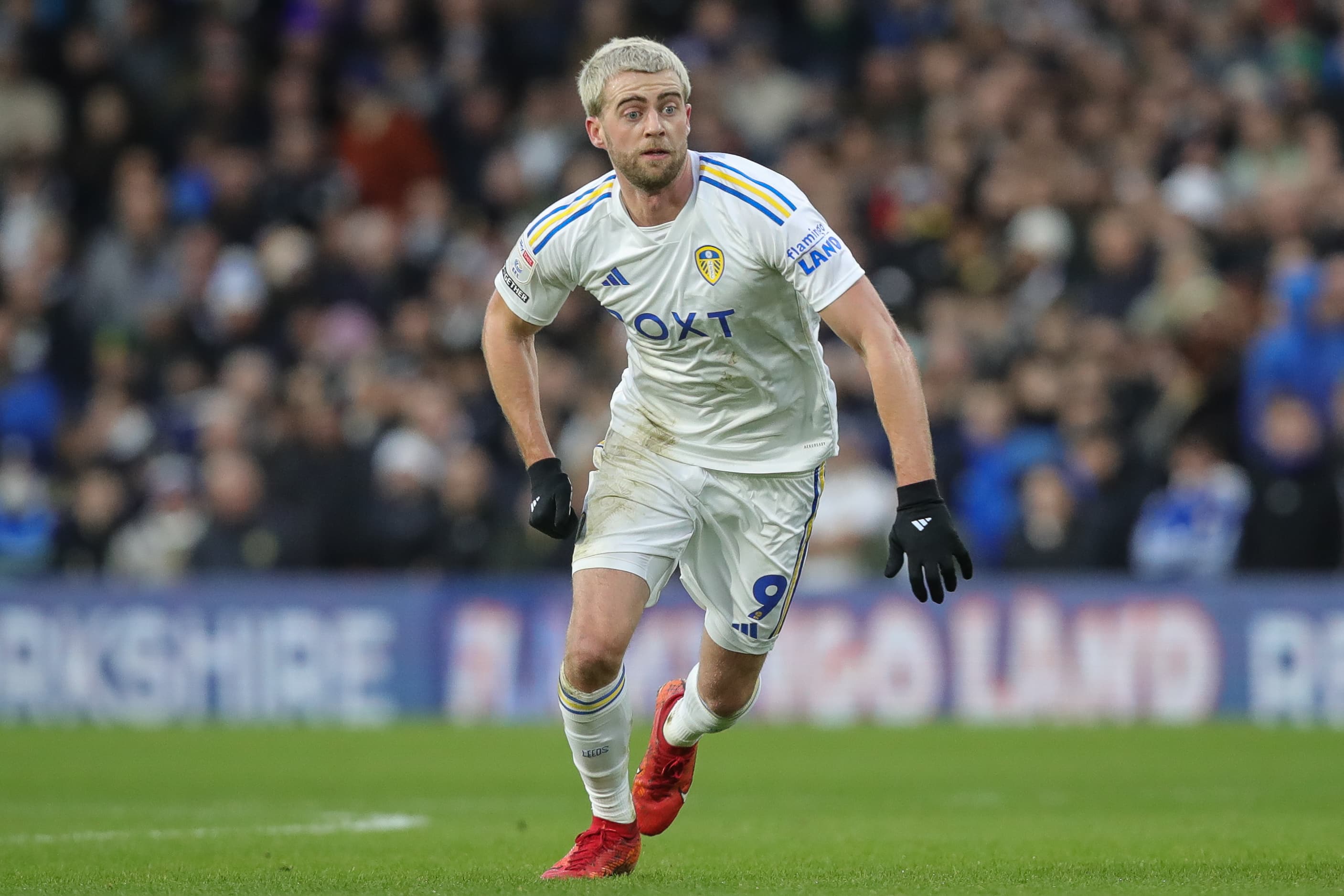 Atacante do Leeds negou Harvard para marcar esse gola&ccedil;o na Copa da Inglaterra