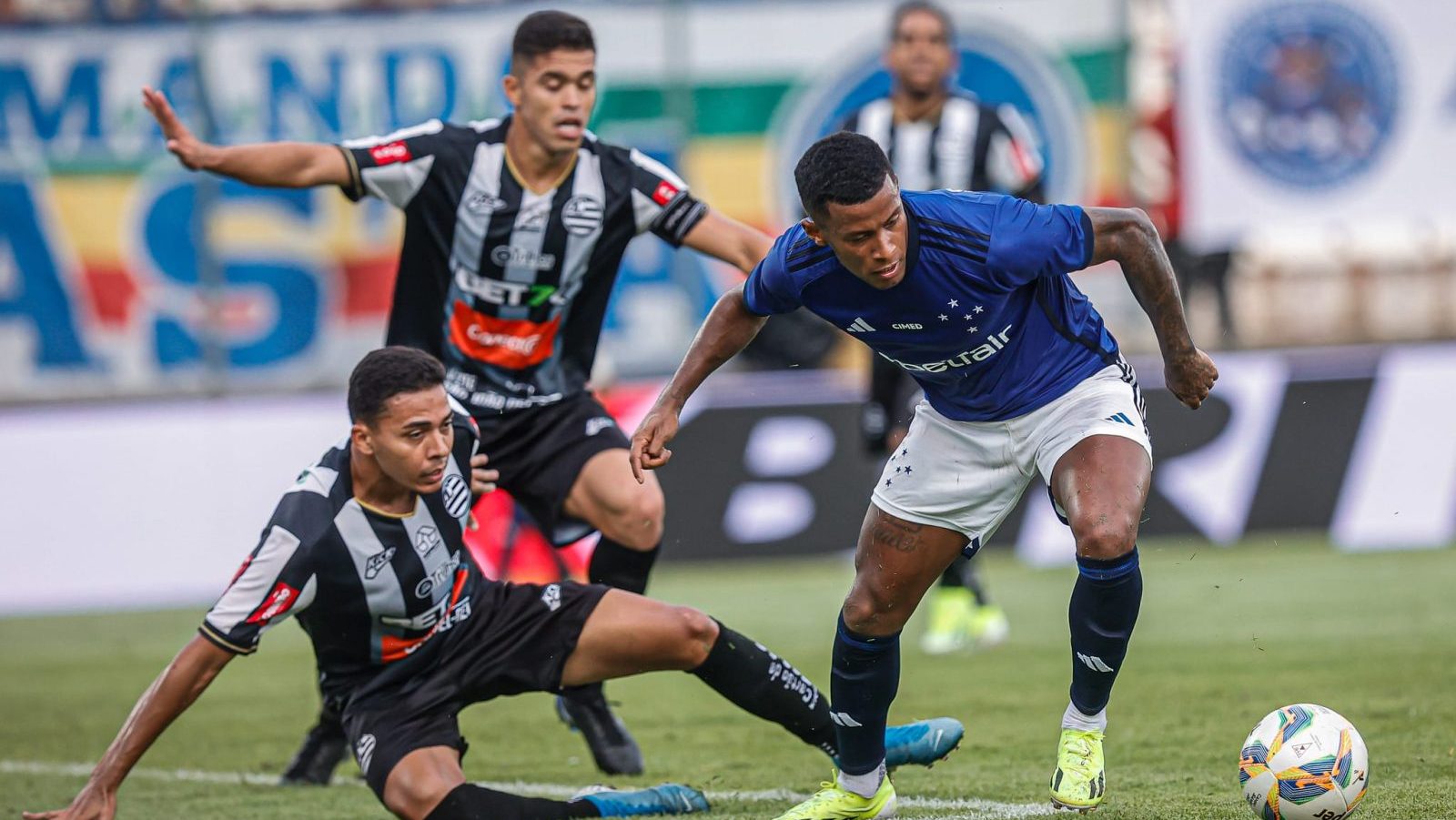 Gasolina vai do c&eacute;u ao inferno e Cruzeiro, com dois a menos, empata com Athletic