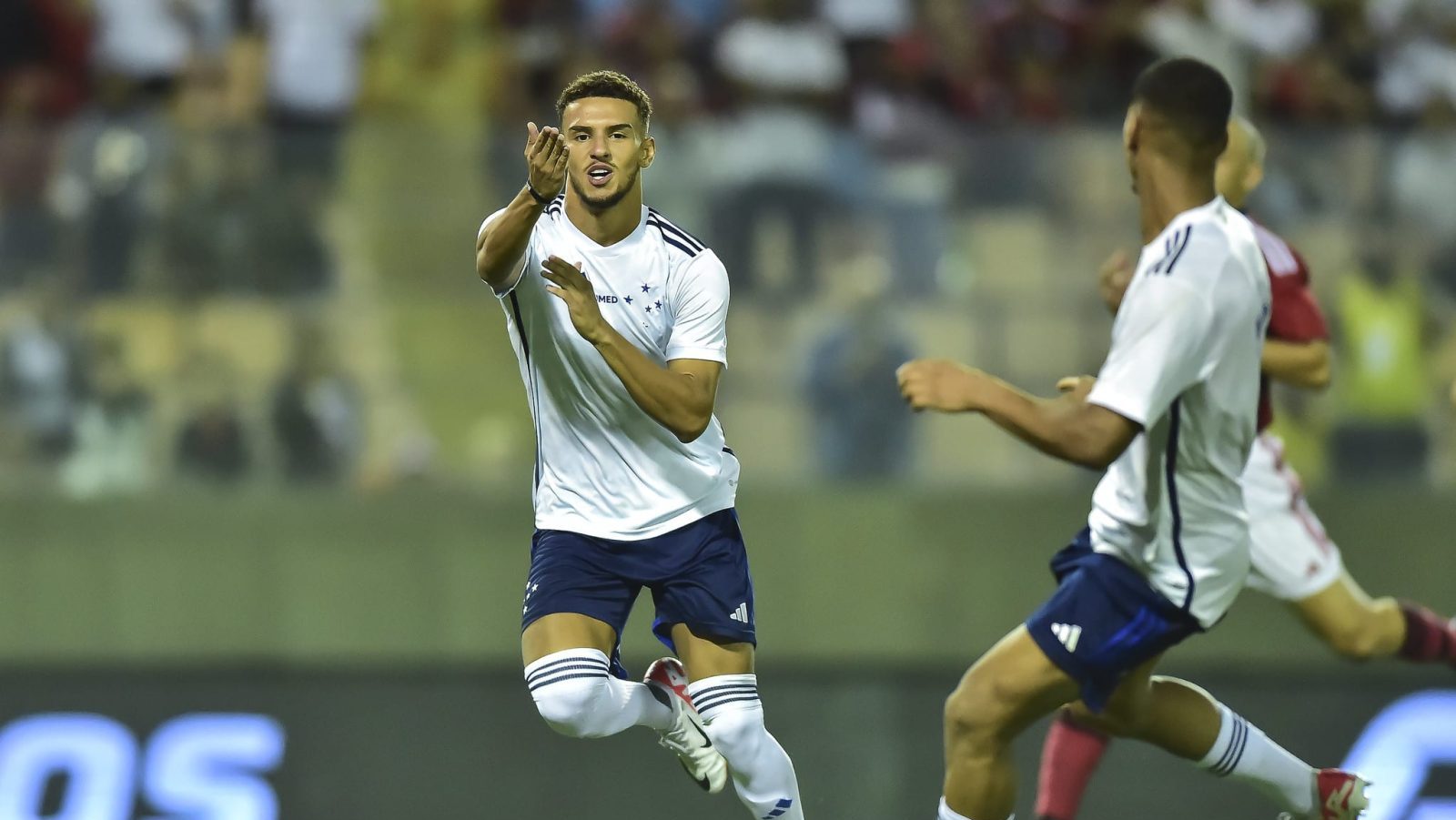 Cruzeiro mostra maturidade, bate Flamengo em jogo duro, e est&aacute; na final da Copinha