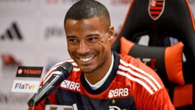 Contrato longo, chance de t&iacute;tulos, fam&iacute;lia&hellip; De La Cruz &eacute; apresentado e explica escolha pelo Flamengo