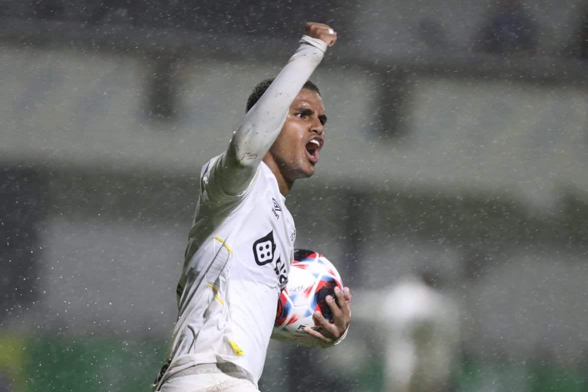 Apesar de susto e p&ecirc;nalti desperdi&ccedil;ado por Miguelito, Santos vence o Remo de virada na estreia da Copinha