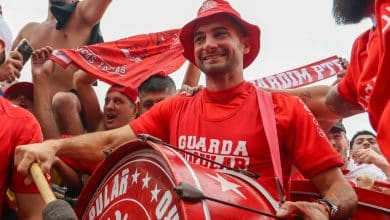 Lucas Alario foi para os bra&ccedil;os da torcida do Internacional em sua chegada a Porto Alegre