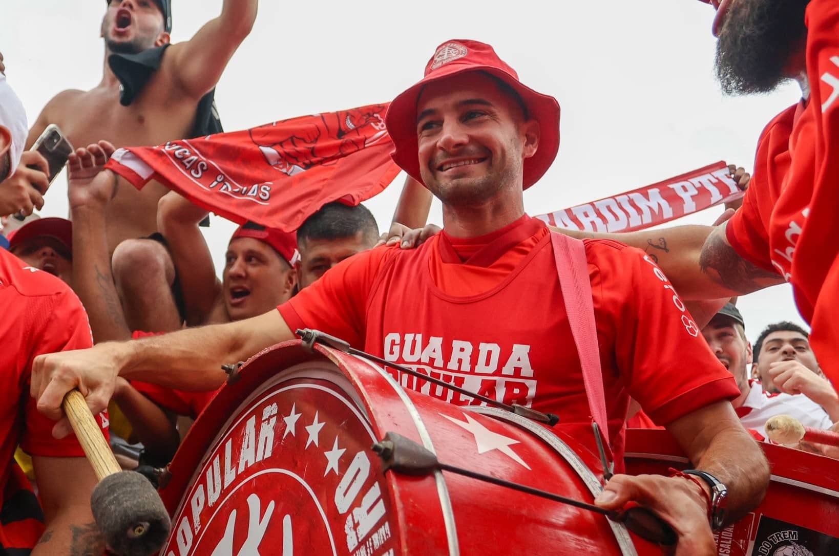Lucas Alario foi para os bra&ccedil;os da torcida do Internacional em sua chegada a Porto Alegre