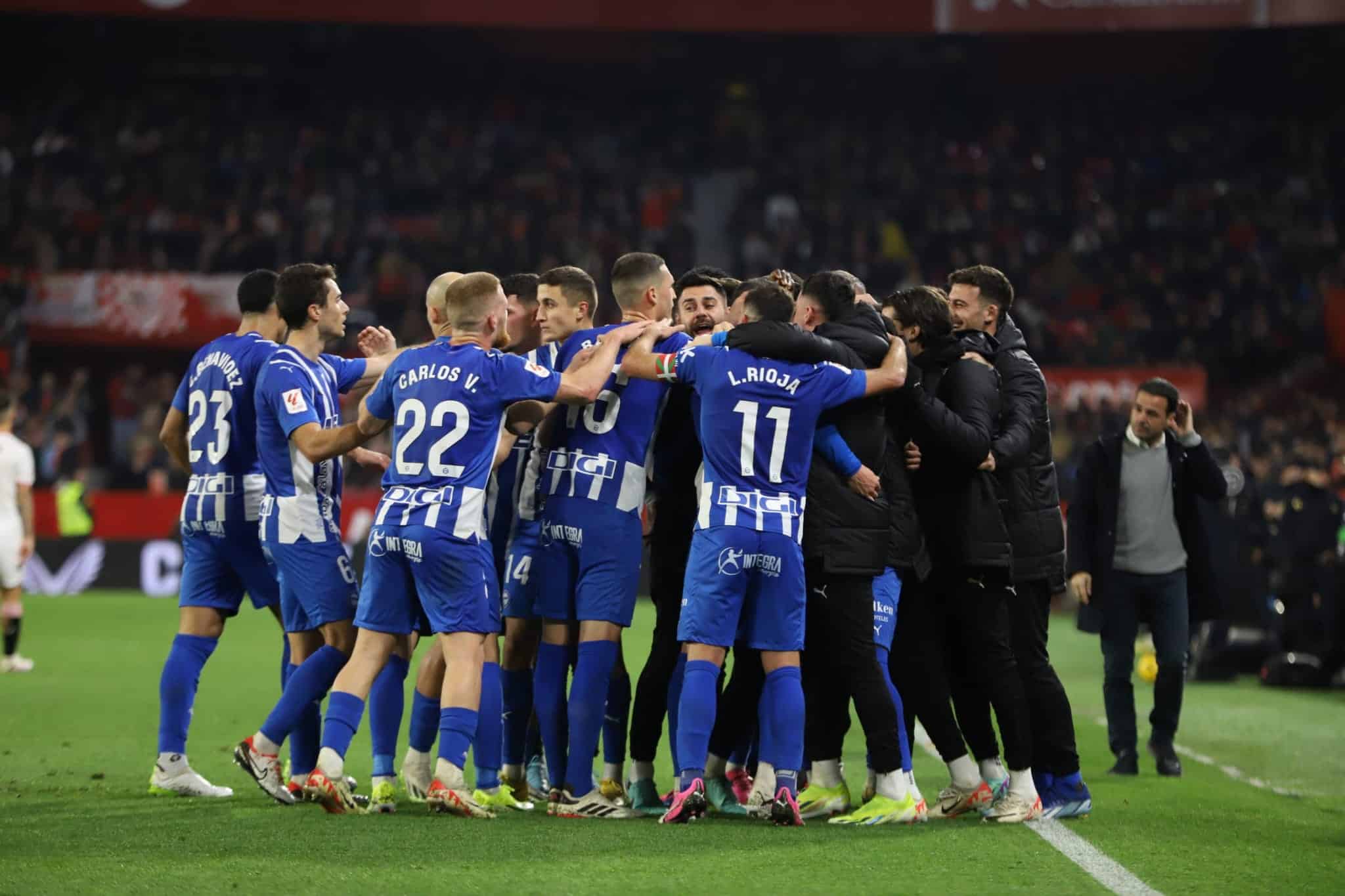 &Eacute; s&oacute; cruzar que &eacute; gol: Sevilla leva balde de &aacute;gua fria do Alav&eacute;s nos acr&eacute;scimos e aumenta drama em LaLiga