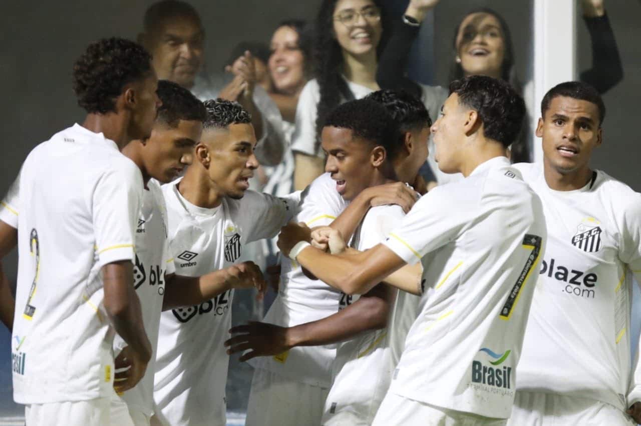 Com show de bolivianos, Santos goleia S&atilde;o Bernardo, mant&eacute;m 100% e se classifica na Copinha