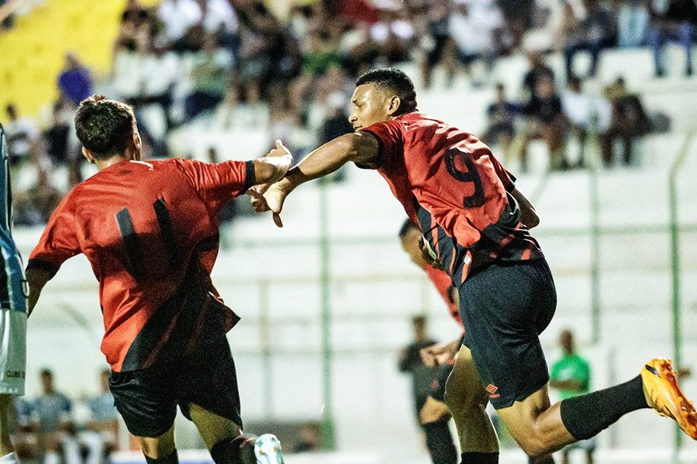 Em jogo de oito gols, Athletico-PR elimina mais uma vez o Gr&ecirc;mio da Copinha