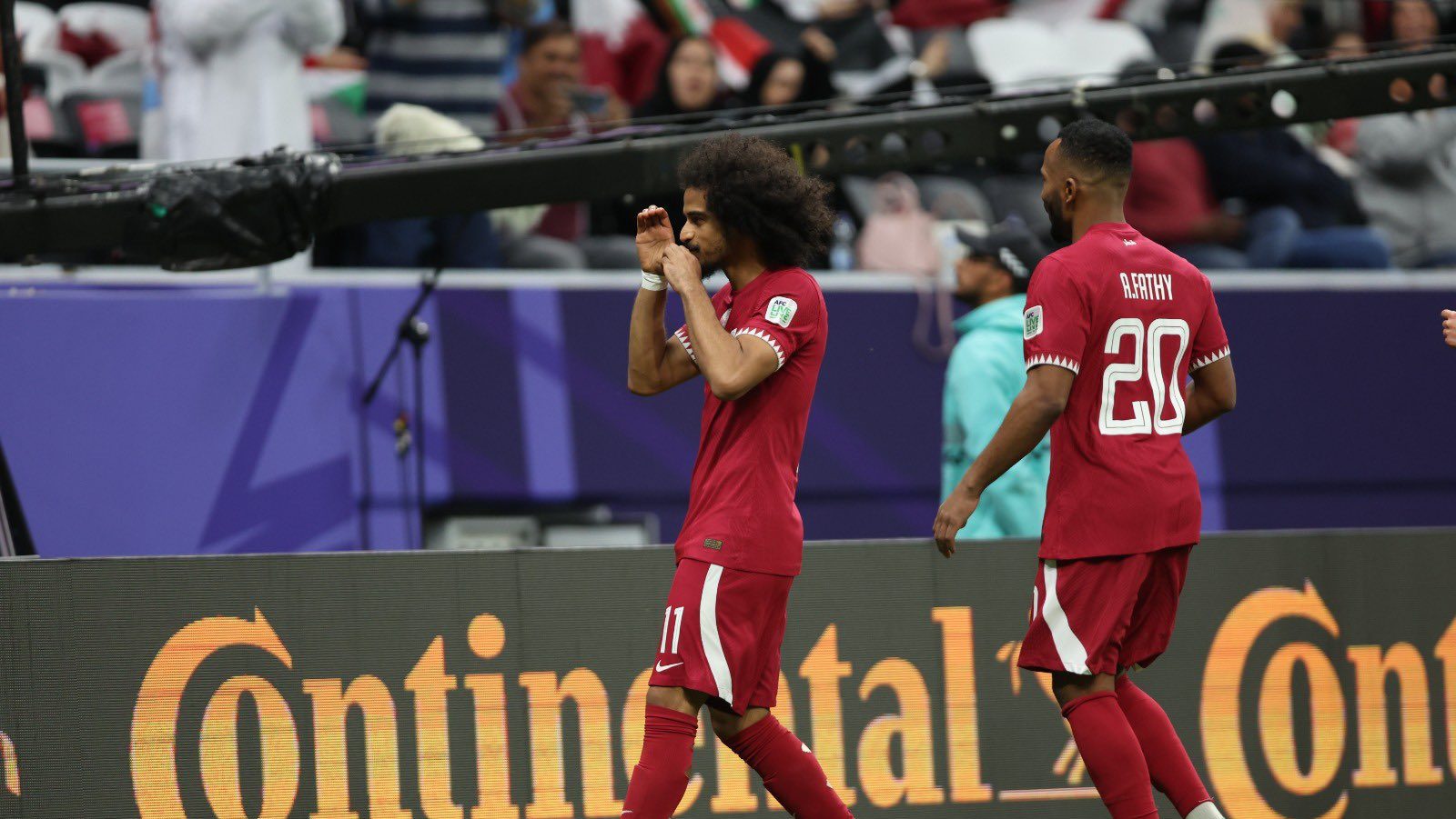 A zebra palestina chegou a passear, mas o Catar virou na bola parada, confirmou o favoritismo e avan&ccedil;ou &agrave;s quartas