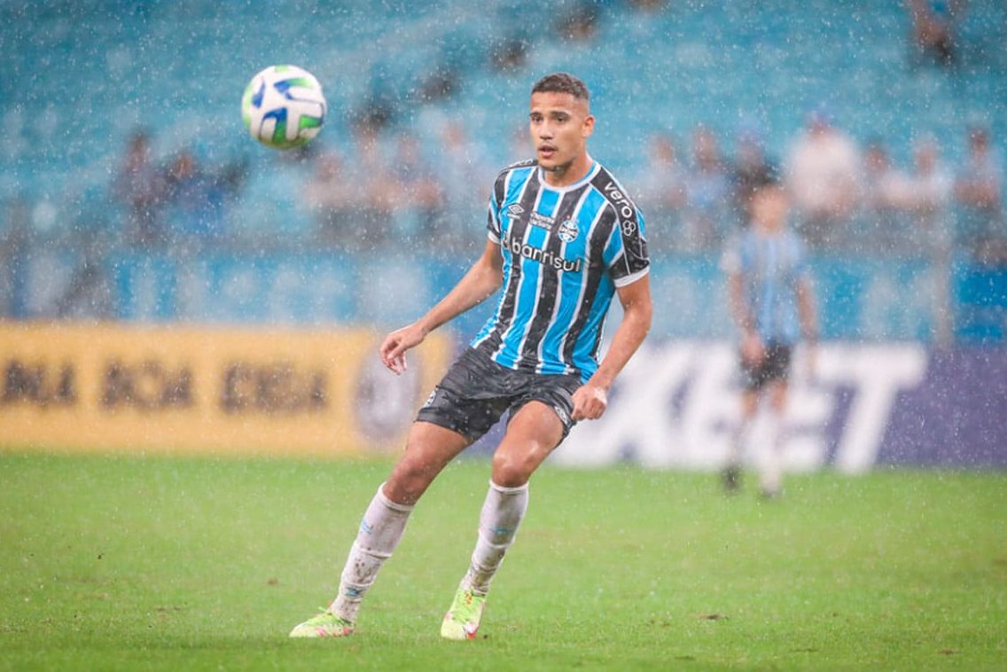 Braga insiste na contrata&ccedil;&atilde;o de zagueiro Gustavo Martins, mas Gr&ecirc;mio faz jogo duro