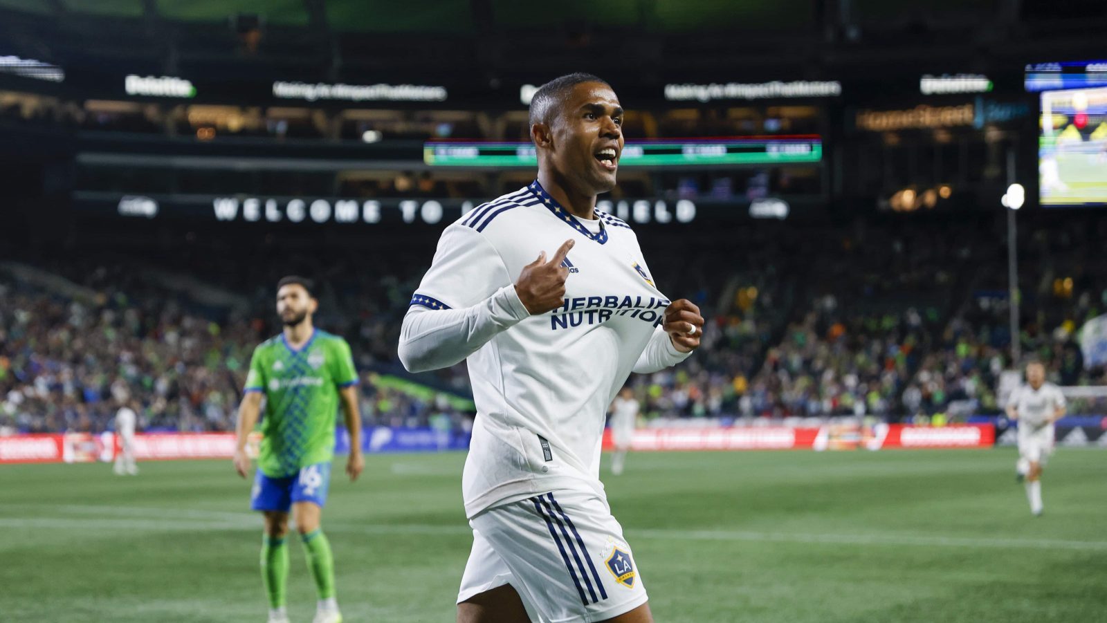 Diniz, produtividade e corte salarial: os bastidores do acerto de Douglas Costa com o Fluminense