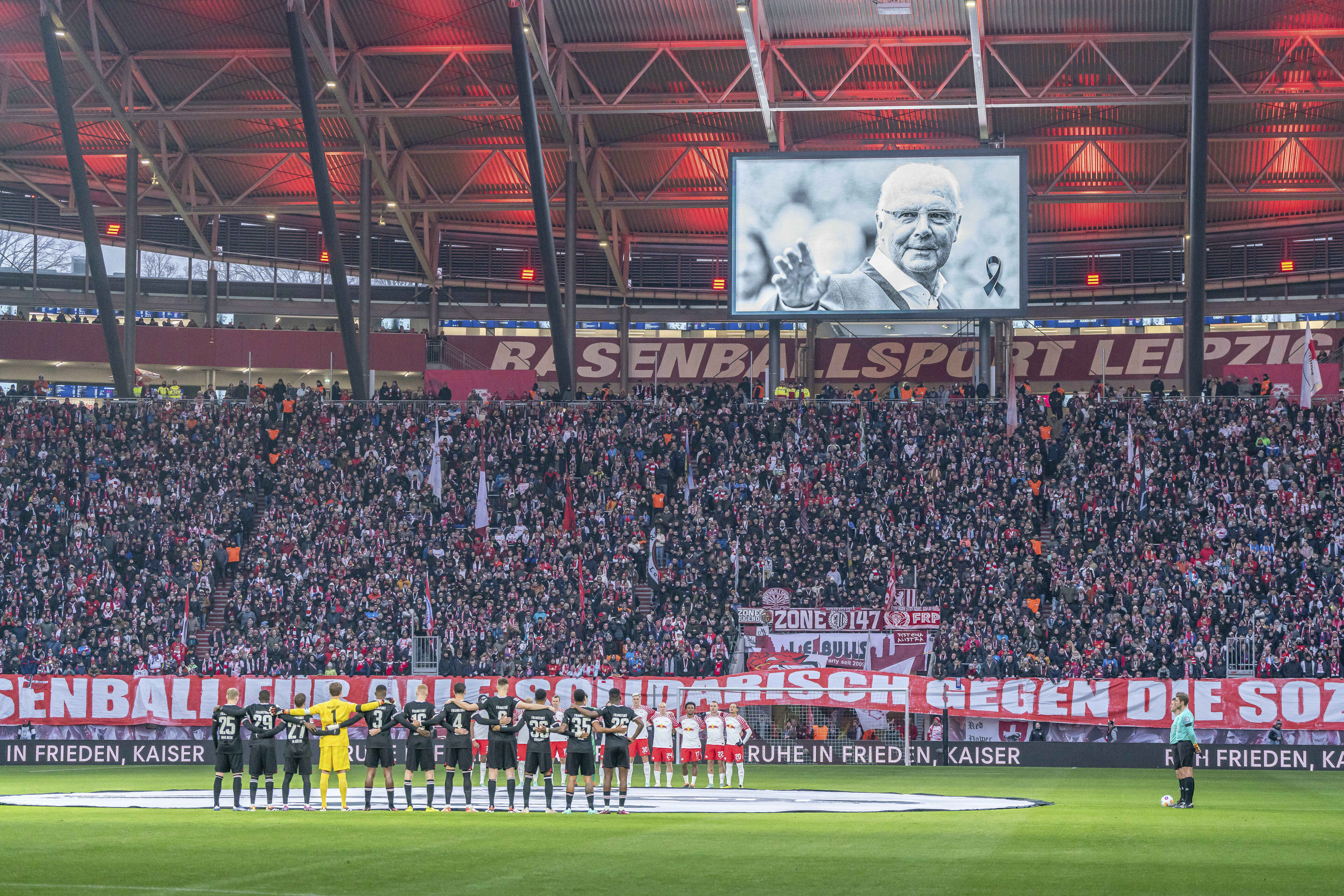 Eintracht Frankfurt resiste &agrave; press&atilde;o do RB Leipzig e descola uma vit&oacute;ria de peso na Bundesliga