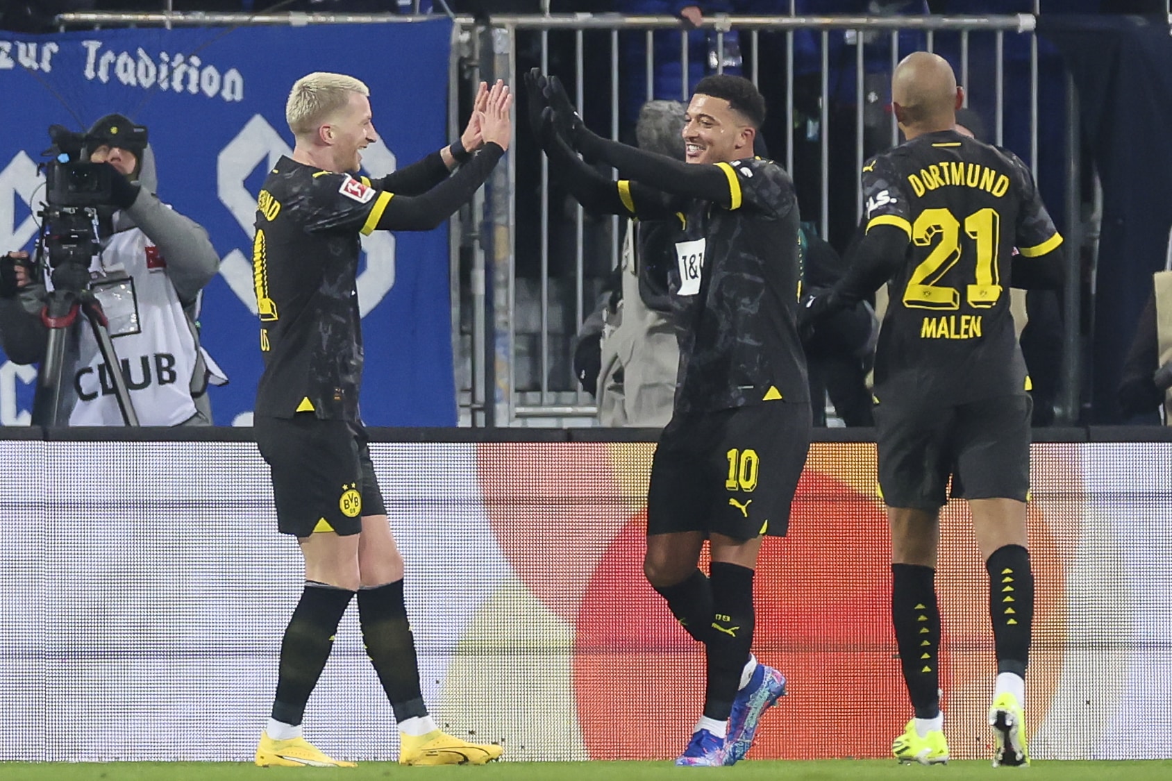 Problema era o United? Sancho reestreia com assist&ecirc;ncia e vit&oacute;ria no Borussia Dortmund