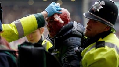 Gol de brasileiro desata confus&atilde;o nas arquibancadas que interrompe cl&aacute;ssico na Copa da Inglaterra