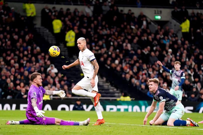 Richarlison brilha de novo, Tottenham vira em 10 minutos sobre o Brentford e entra no G4 da Premier League