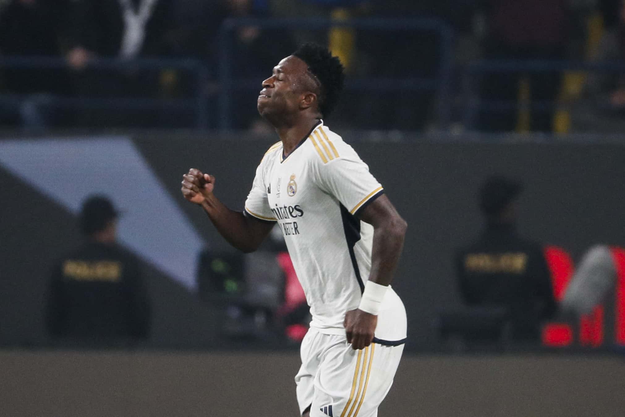 Vinicius Jr deu uma aula de futebol e o Real Madrid humilhou o Barcelona na Supercopa